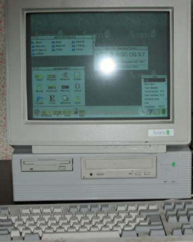 Коллекция игр RiscPC с установленной Risc OS 4 и эмулятором